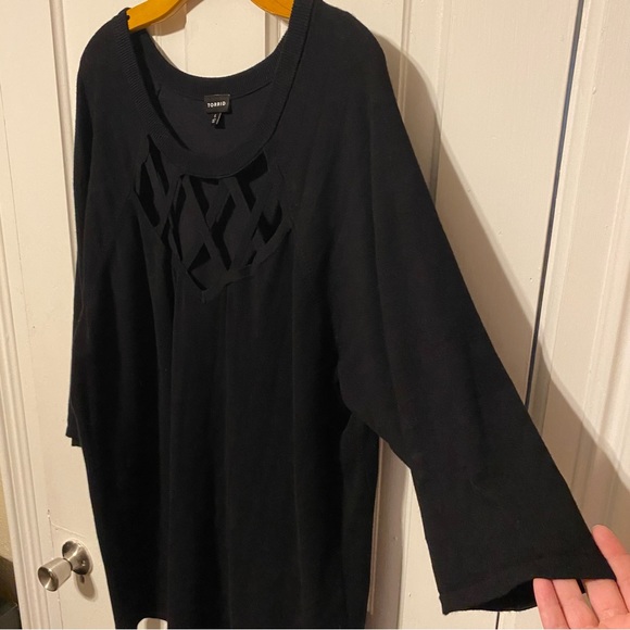 Black Lattice Front Pullover Sweater - Picture 5 of 10